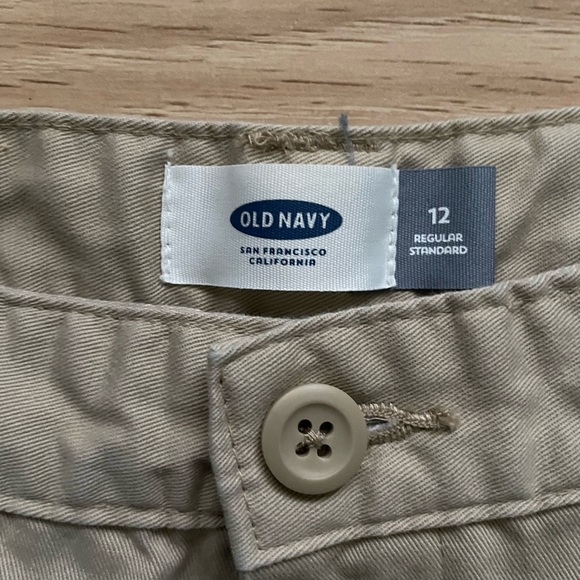 Old navy khaki short - Picture 2 of 2